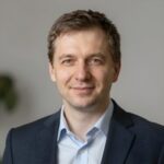 Портрет уверенного специалиста клиники Эго Доктор по кодированию алкоголизма в Тюмени на нейтральном фоне