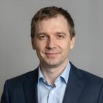 Портрет уверенного специалиста клиники Эго Доктор по кодированию алкоголизма в Тюмени на нейтральном фоне